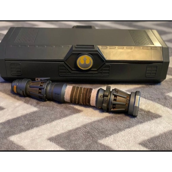 New Star Wars Galaxy Edge REY SKYWALKER LEGACY LIGHTSABER Yellow Disney Sold Out - Picture 8 of 12